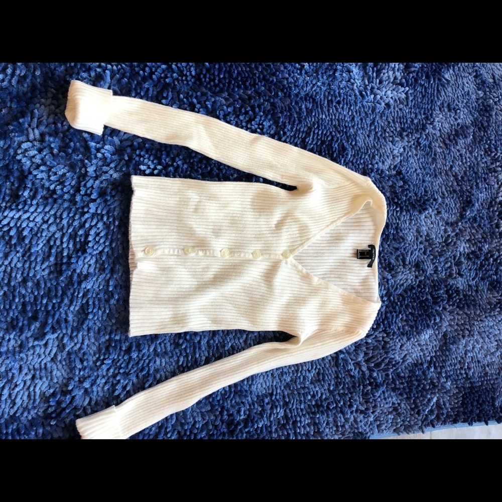 Cropped nit low cut white sweater, tight waist